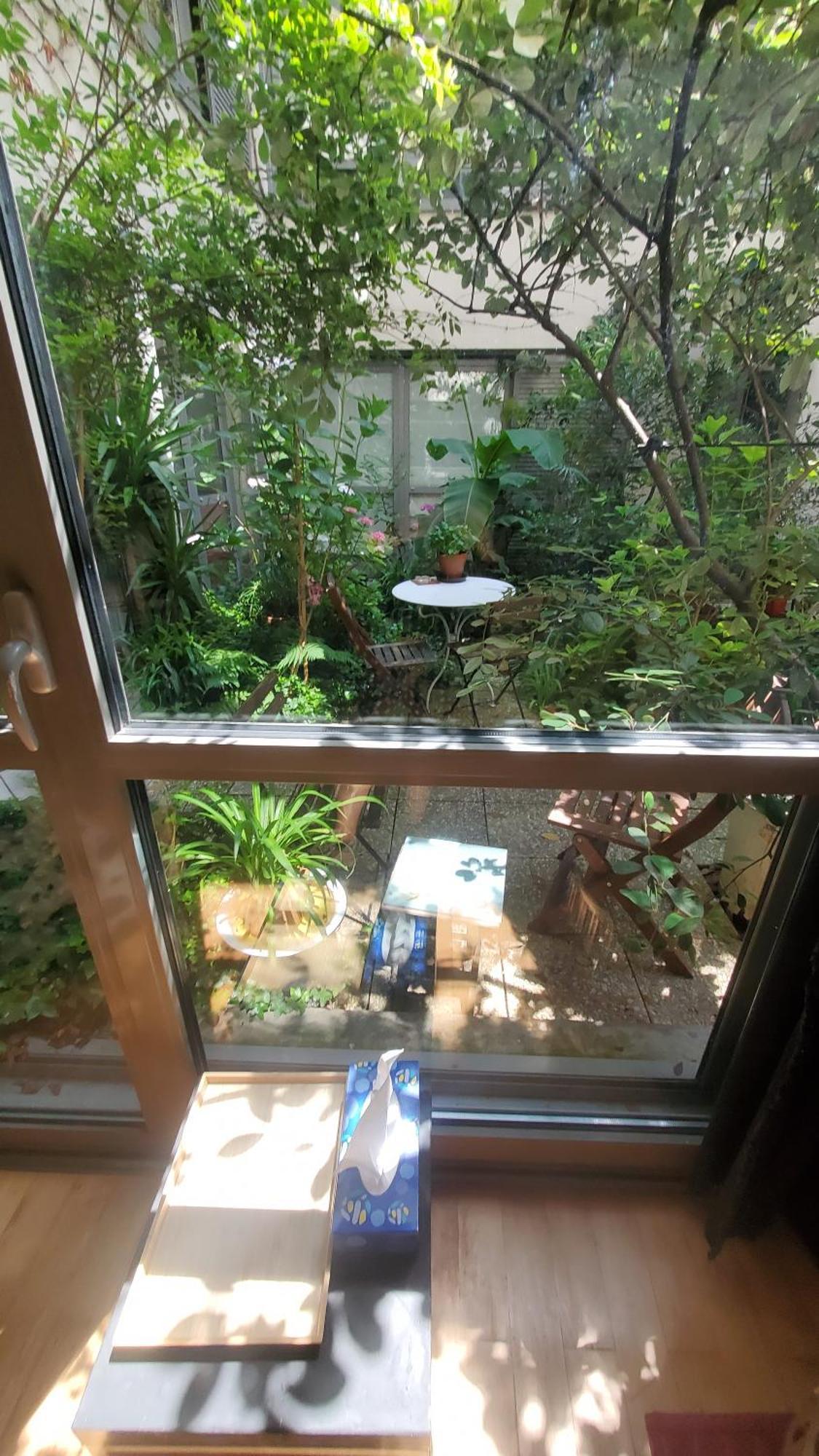 A 20eme Avec Un Petit Jardin Couette-café