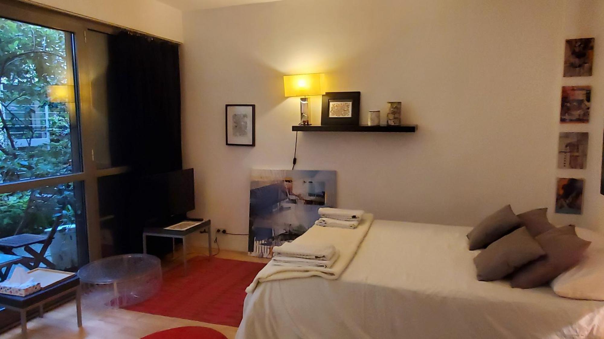 Couette-café A 20eme Avec Un Petit Jardin