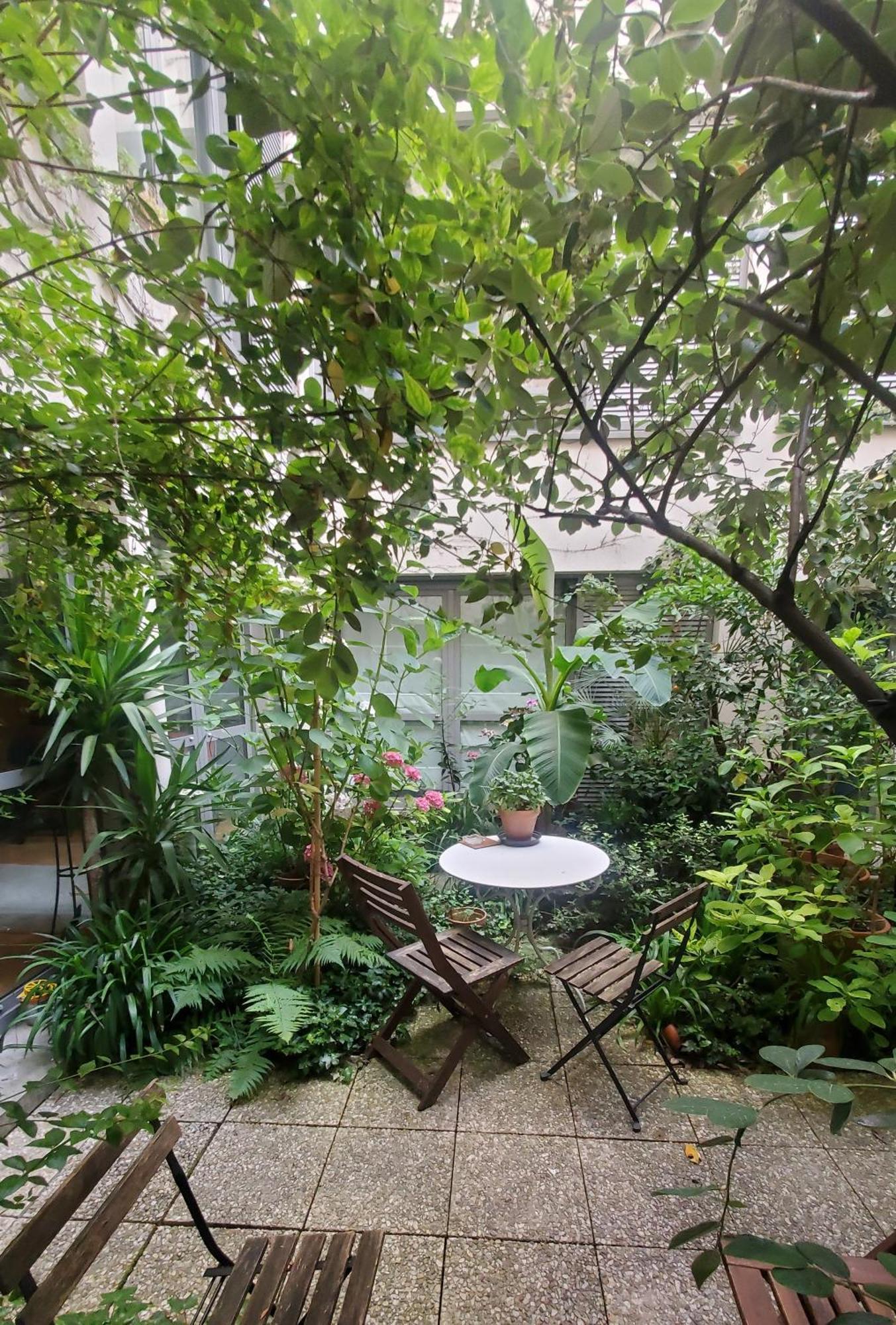 A 20eme Avec Un Petit Jardin Couette-café
